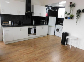 Comfortable 4 bed Apt in Paisley Next to Station